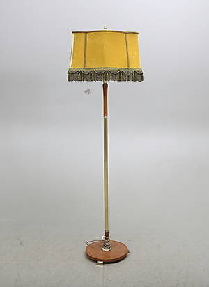 GOLVLAMPA, trä och mässing, märkt MAE 53-2,1900-tat.