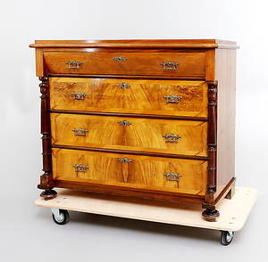 BYRÅ, 1800-tal, Fanerad i valnöt.