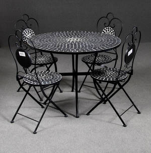 Caféset i svartlackerat järn, bord och 4 stolar