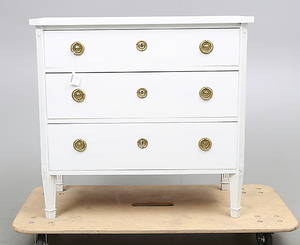 BYRÅ, sengustaviansk stil, vitmålad, 1900-talets mitt.