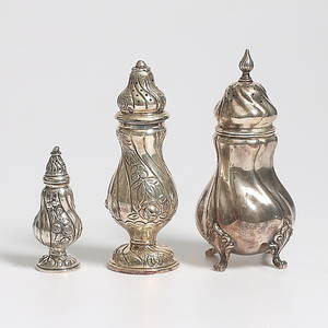 SALT och PEPPARRUSKOR, 3 st, silver, 1900-tal. Vikt 284 gram.