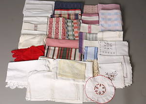 PARTI TEXTILIER. 1900-tal. Linnedukar mm.