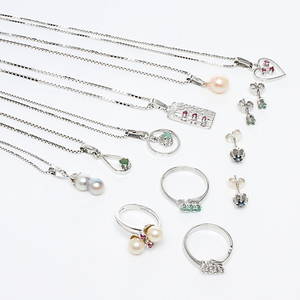 SMYCKEN, 11 delar, silver med slipade stenar samt odlade pärlor, 1900-talets andra hälft.