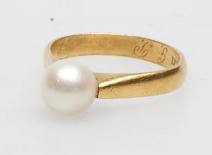 RING MED PÄRLA, 23k guld, vikt ca 4 gr.