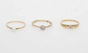 RINGAR, 3 st, 9k samt 18k guld, vikt ca 4,3 gr.