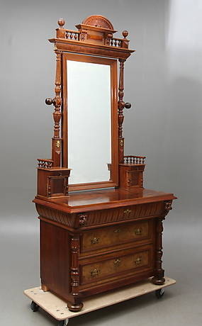 SPEGELBYRÅ, nyrenässans, 1800-tal.