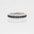 RING, 14K vitguld med vita samt fancy blå diamanter, totalt ca 0,44ct. Vikt 4,7g.