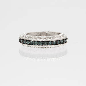RING, 14K vitguld med vita samt fancy blå diamanter, totalt ca 0,44ct. Vikt 4,7g.