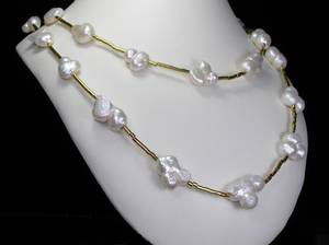 Collier aus barocken Zuchtperlen und Elementen aus vergoldetem Silber