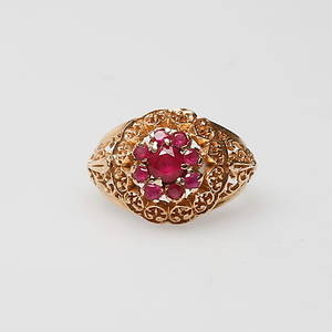 RING MED STENAR, 18k guld, vikt ca 6,3 gr.