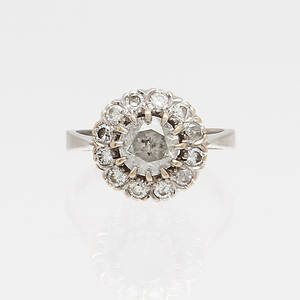 RING, 18k vitguld med 13 diamanter, totalt ca 1,80 ct, vikt, 5,3 gram.