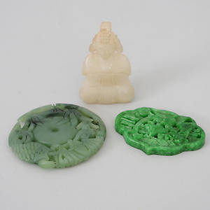 FIGURIN SAMT AMULETTER, jade.