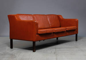 Mogens Hansen. Tre-personers sofa, rødbrunt læder  Denne vare er sat til omsalg under nyt varenummer 4739634