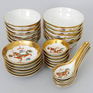 SERVISDELAR, drakdekor med förgyllningar, Kina, 1900-tal.