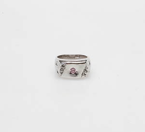 RING, vitguld 9 k, vikt ca. 9,4 gram.
