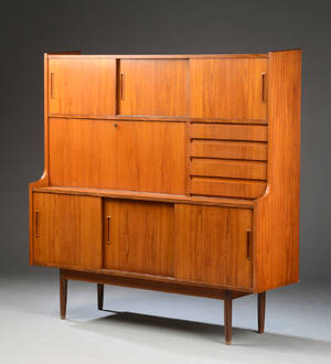 Høj skænk af teaktræ.