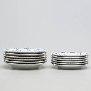 MATTALLRIKARASSIETTER i porslin. 12 st. 2a och 3e sortering. Musselmalet Helblond. Royal Copenhagen, Danmark.