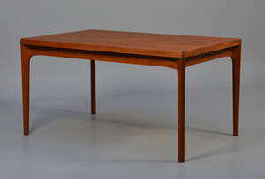 Henning Kjærnulf. Spisebord af teaktræ