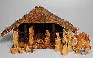 JUKLKRUBBA , med träskurna figurer, 1900-tal.