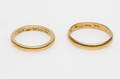 RINGAR, 2 st, 23k guld, vikt ca 10 gr.