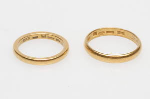 RINGAR, 2 st, 23k guld, vikt ca 10 gr.