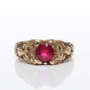 RING, 14k guld med röd sten, 1900-tal.