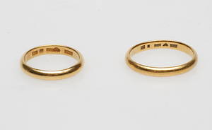 RINGAR, 2st, 23k guld, vikt ca 13,5 gr.