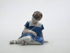 FIGURIN, porslin, Flicka med docka, Bing Gröndahl.