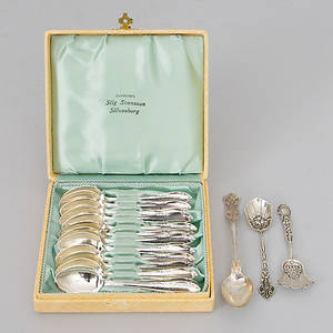 KAFFESKEDAR M.M., 13 skedar i etui, silver samt 3 uddaskedar.