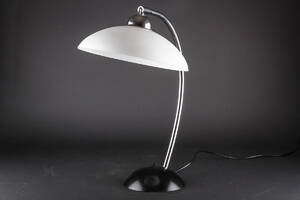 Awssi Design. Bordlampe med stamme af stål, skærm af opalglas