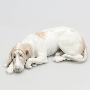 FIGURIN i porslin. Vilande hund. Lladro.
