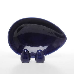 UPPLÄGGNINGSFAT, SALTPEPPARSTRÖARE, porslin, Blå eld Hertha Bengtsson, Rörstrand.