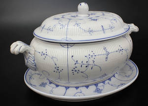 Terrin med lock och fat, porslin. VilleroyBoch.