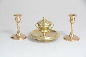 Bläckhorn samt par ljusstakar, mässing