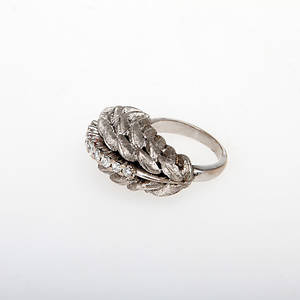 RING, 18K vitguld samt 8 diamanter, totalt ca 0,38ct. Vikt 11,4g.