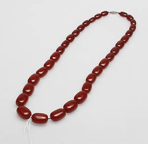 COLLIER, nytillverkad bärnsten med silverlås, 19002000-tal.