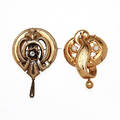 BROSCHER, 2 st, guld, 18k samt 14k, ca 16 gram.