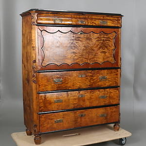 SEKRETÄR i mahognyfanér. Nyrennässens. 18001900-tal.