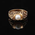 RING, med pärla, 18k guld, vikt ca 4 gram.