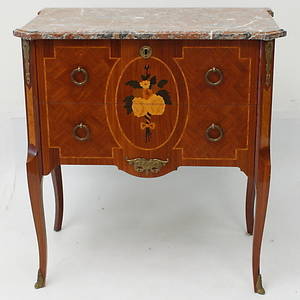 BYRÅ, tvålådig ,med marmorskiva och intarsia. Louis XV-stil.