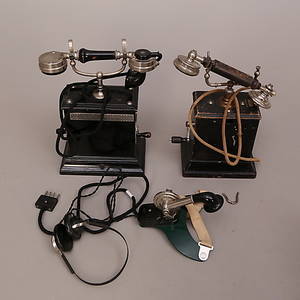 BORDSTELEFONER, 2 st, 1940-talet HEADSET, 1940-talet.