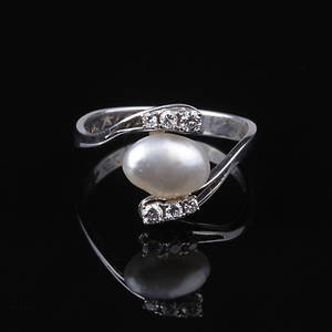 RING, med odlad pärla samt 6 briljanter, 18k vitguld, vikt ca 4,31 gram.