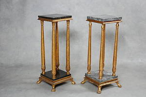 PIEDESTALER, 2 st, med marmorskivor, 1900-talets mitt.