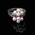 RING, med odlade pärlor samt röda stenar, 18k vitguld, vikt ca 3,89 gram.