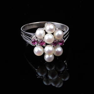 RING, med odlade pärlor samt röda stenar, 18k vitguld, vikt ca 3,89 gram.