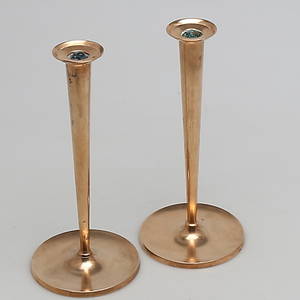 LJUSSTAKAR. Ett par i mässing, 1900-talets början.