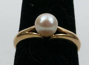 RING, 18K guld, odlad pärla, 4,4 gram.