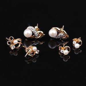 ÖRHÄNGEN, med pärlor och stenar, 3 par, 18k guld, vikt ca 4,18 gram.