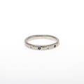 RING, 18K vitguld med safirer samt diamanter, totalt ca 0,075ct. Vikt 4,1g.