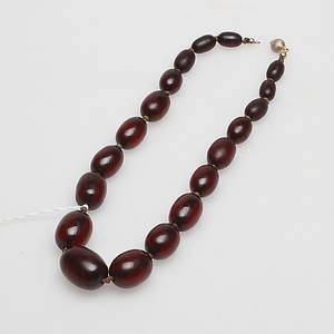 COLLIER, nytillverkad bärnsten, 19002000-tal.